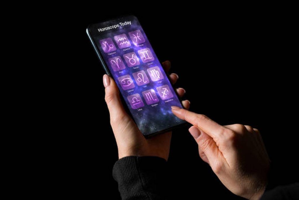 Which Is Better? Paid vs Free AI Astrologer App